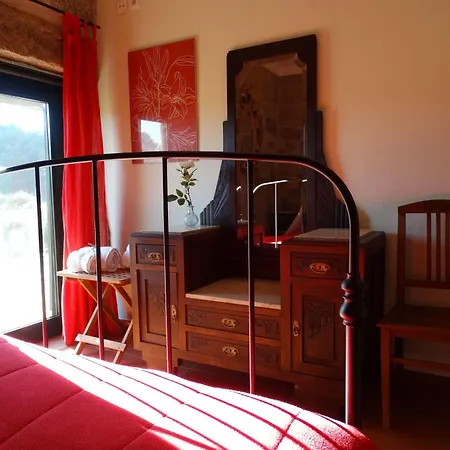 Casa Palmeiras-pedagogic Farm Κατάλυμα σε φάρμα Mangualde